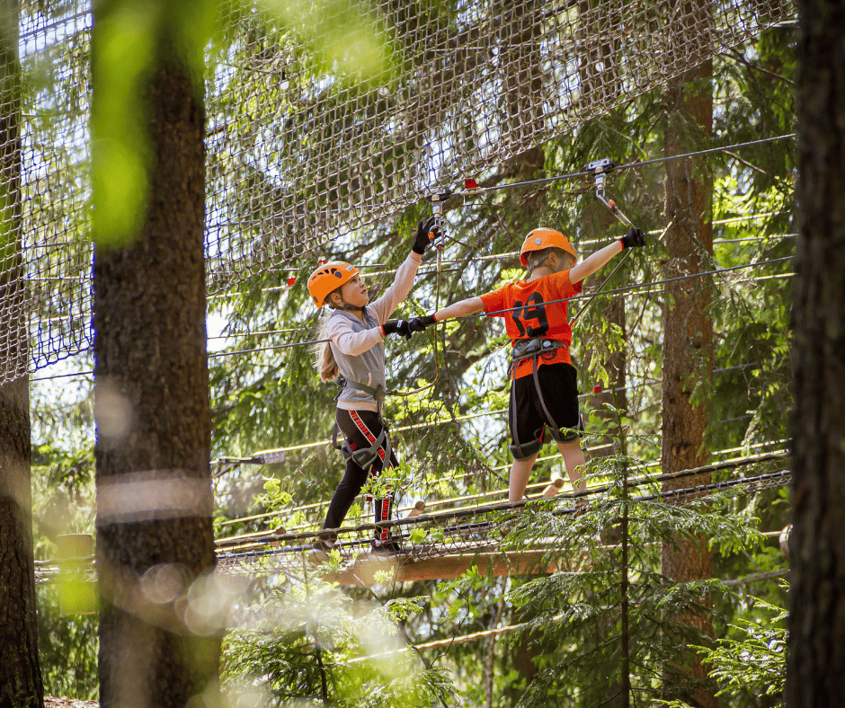 Koululaisryhmä valmistautuu seikkailuun Laajavuoren seikkailupuistossa.