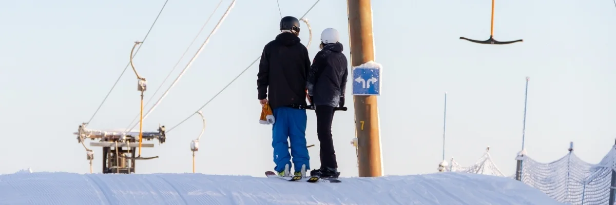 Laskettelijoita Laajiksen Eturinteellä - turvallinen laskettelu rinteet Jyväskylässä