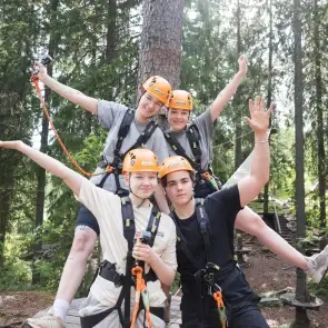 Ryhmä seikkailee yhdessä Laajavuoren seikkailupuistossa virkistyspäivällä