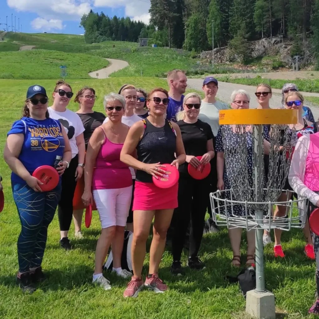 Ohjattu frisbeegolf kierros Laajiksessa virkistyspäivän ohjelmana