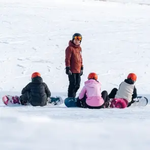 Laskettelun ja lumilautailun opetus Laajavuoren rinteissä virkistyspäivänä