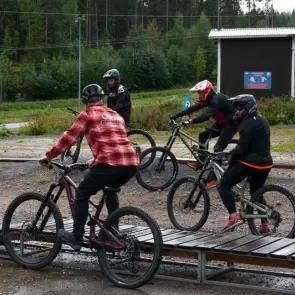 Alamäkipyöräilyn kokeilu Laajavuoren bike parkissa virkistyspäivänä