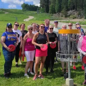Ohjattu frisbeegolf kierros Laajiksessa virkistyspäivän ohjelmana