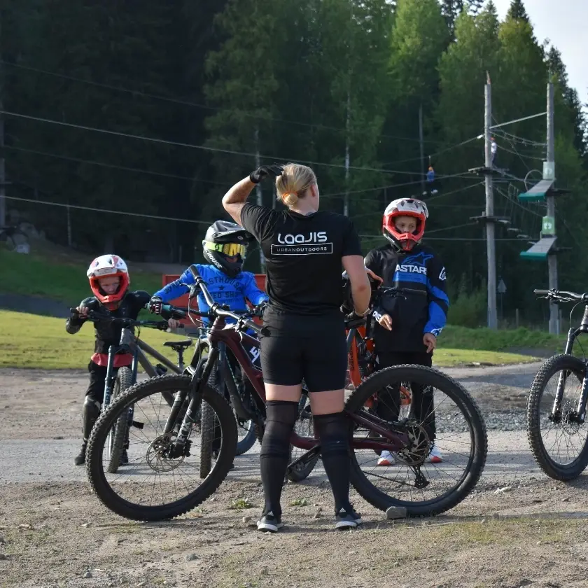 Alamäkipyöräilykurssi osallistujia Laajis Bike Parkissa Laajavuoressa Jyväskylässä