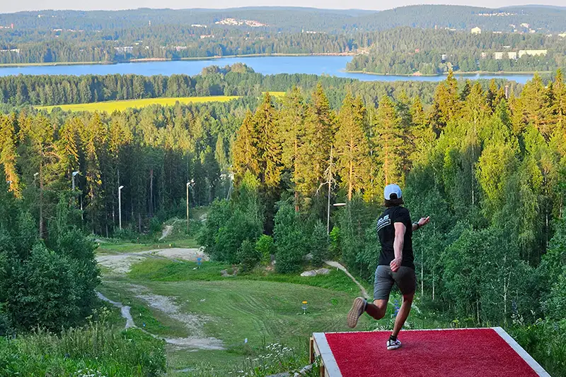 Frisbeegolf Laajis - pelaaja heittää kiekkoa Laajavuoren radalla Jyväskylässä