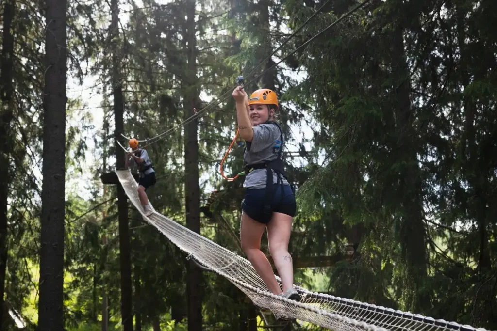 Seikkailupuisto Laajavuori - kaksi henkilöä seikkailemassa puiden latvuksissa Jyväskylässä