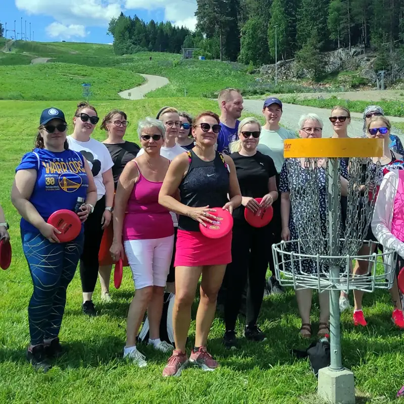 Ohjattu frisbeegolf Laajis - ryhmä opettelee heittotekniikkaa Laajavuoressa