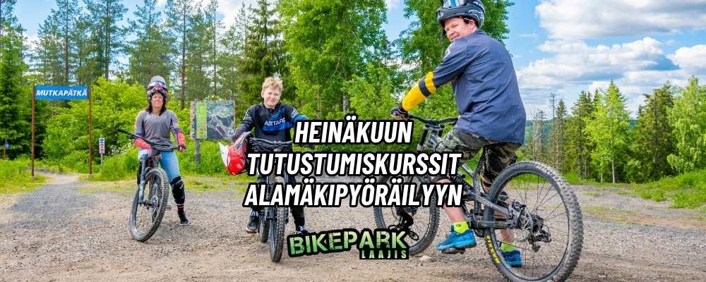 Kolme pyöräilijää maastopyörien selässä Laajiksen bike parkin sorakentällä, kuvassa teksti Heinäkuun tutustumiskurssit alamäkipyöräilyyn.